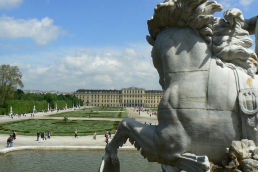 za Neptunovou kašnou - pohled na Schönbrunn