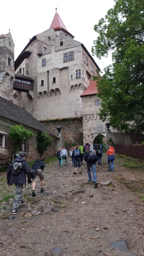 Šplháme :-) na Pernštejn; foto: Jarmila Krupičková