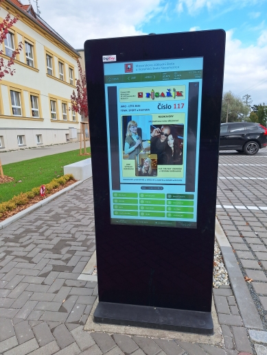 Písařík na infopanelu před školou; Foto: J. Krupičková Písařík na infopanelu před školou; Foto: J. Krupičková