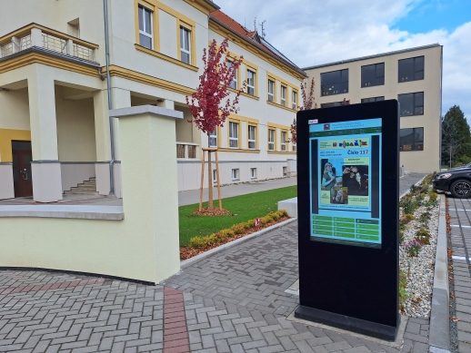 Písařík na infopanelu před školou; Foto: J. Krupičková Písařík na infopanelu před školou; Foto: J. Krupičková