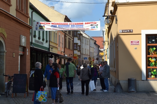 Celé město bylo vyzdobeno transparenty.