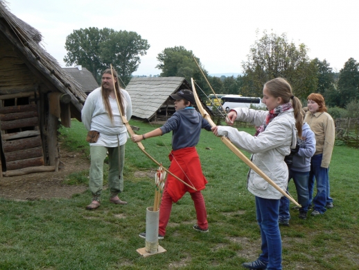 Na konci prohlídky jsme si mohli vyzkoušet střelbu se slovanského luku; foto: Jarmila Krupičková