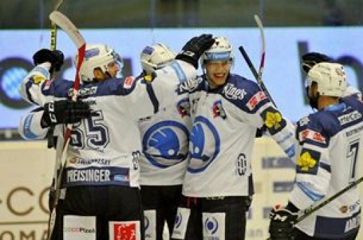 Plzeňští hokejisté se radují z gólu nad Kometou; zdroj: isport.cz